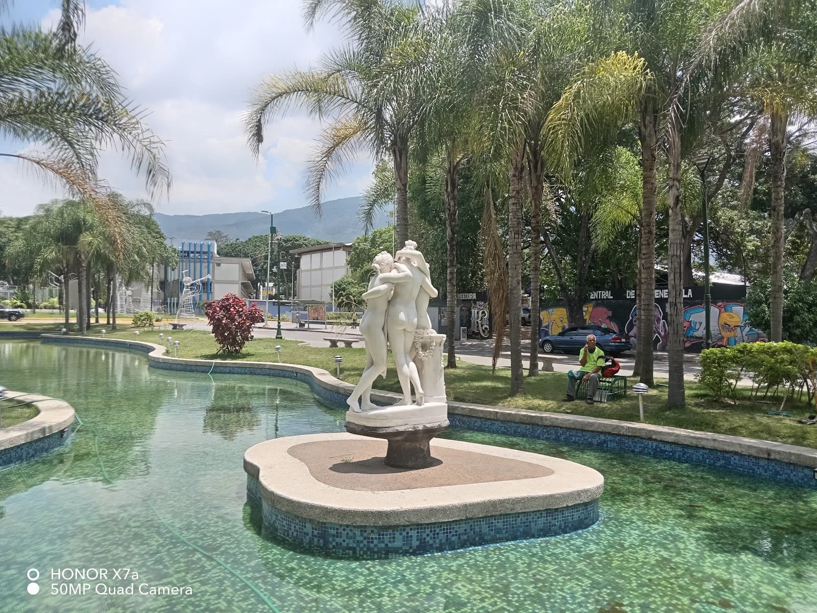 Plaza Las Tres Gracias - Image 1