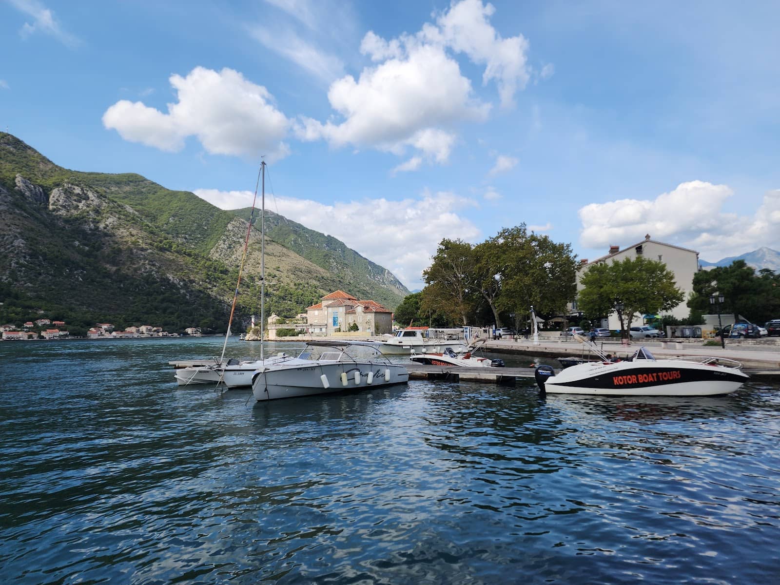 Cozy Lakeside Cafes