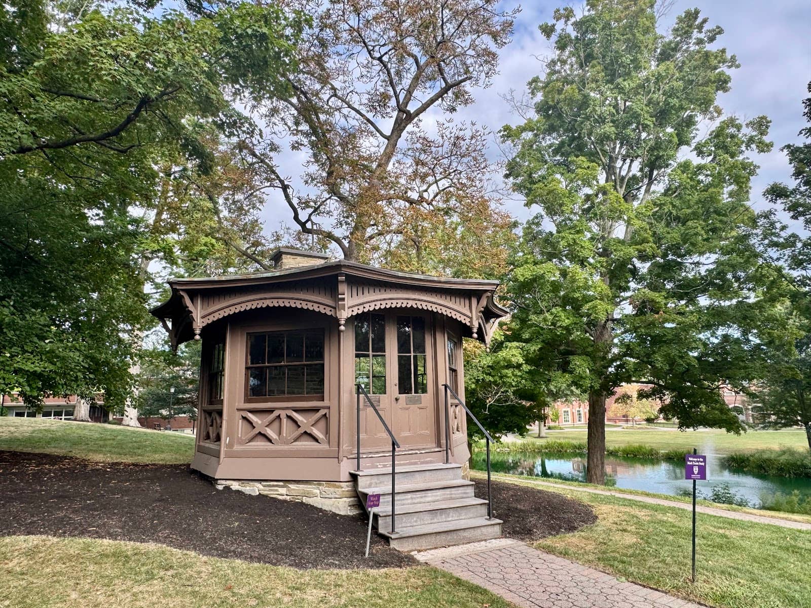 Twain and Wife Statues