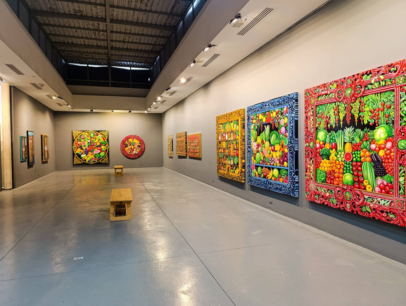 Striking White-Walled Galleries