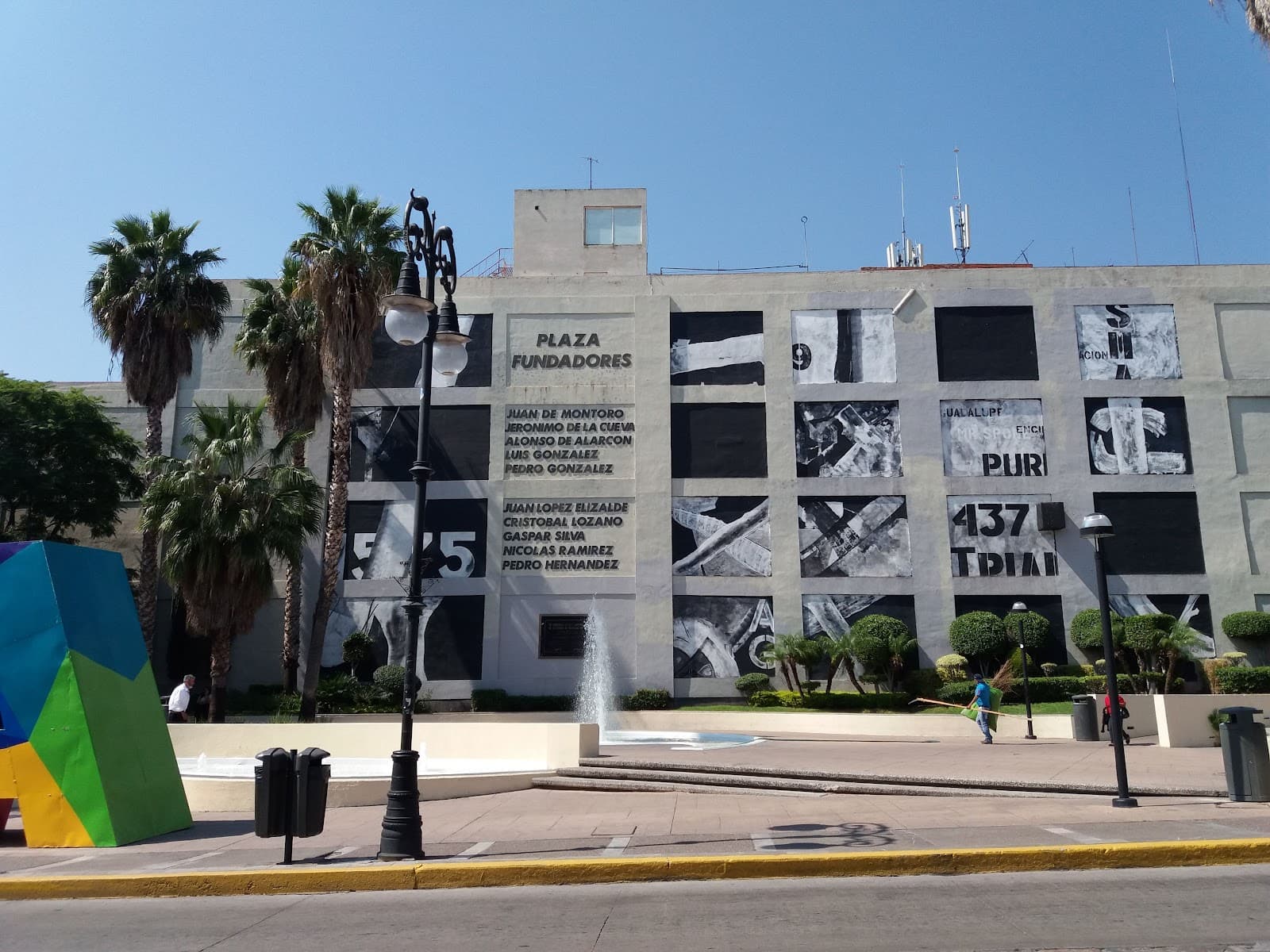 Plaza Fundadores - Image 1