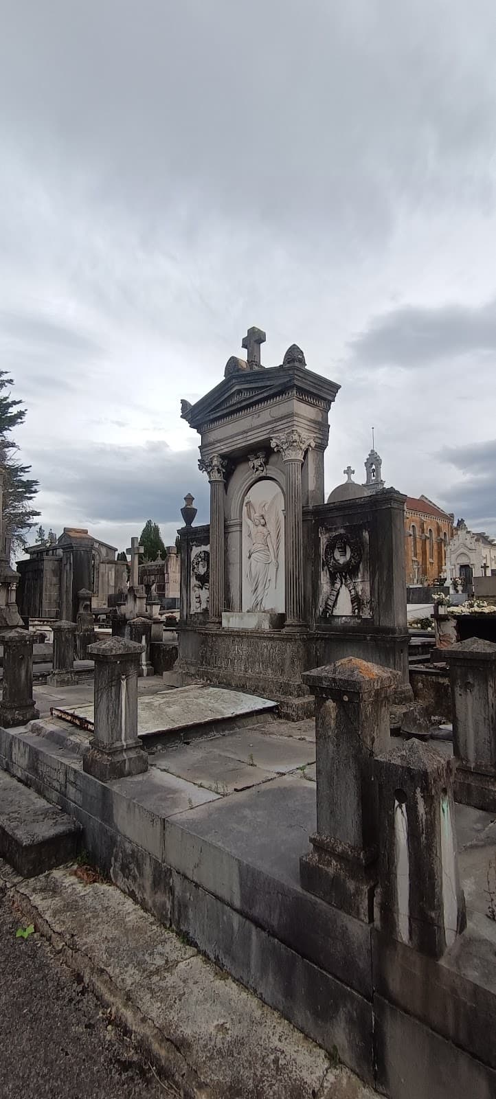 El Salvador Cemetery - Image 1