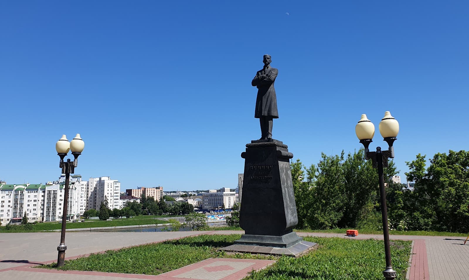 Monument to Ivan Bunin - Image 1