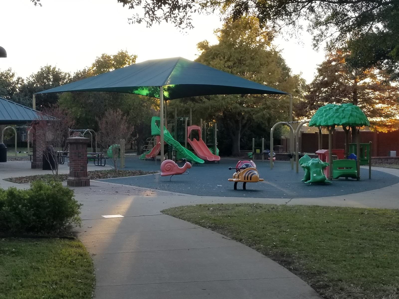 Les Lacs Linear Park - Image 1