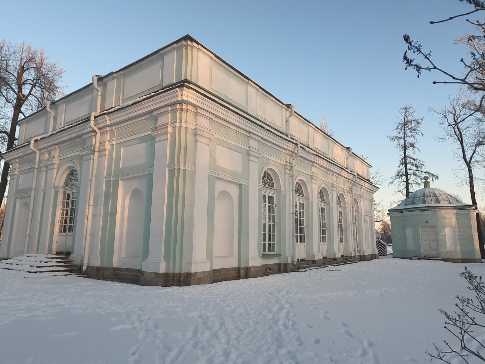 Hall on the Island Catherine Park - Image 1