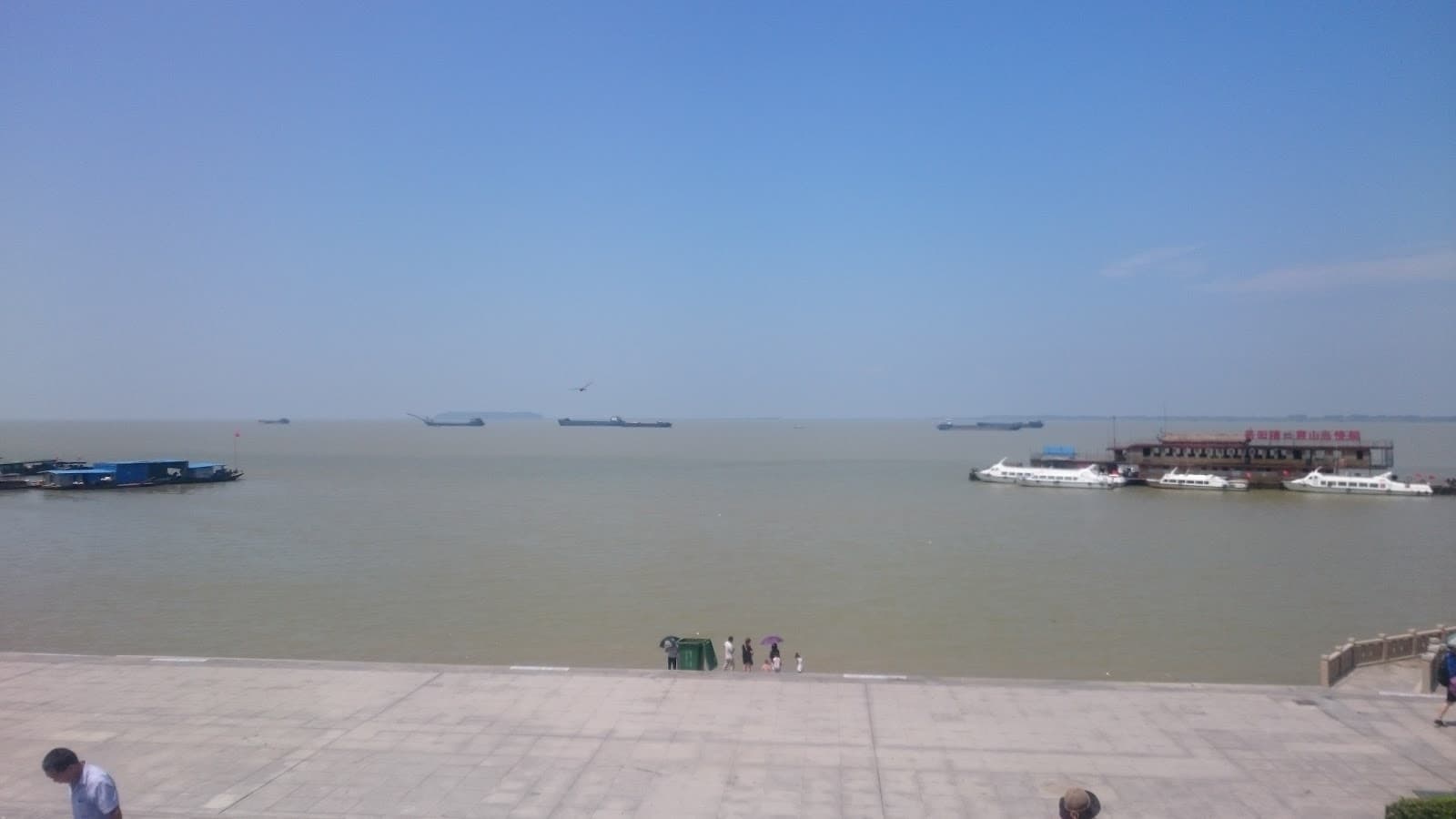 Dongting Lake Promenade Yueyang China - Image 1