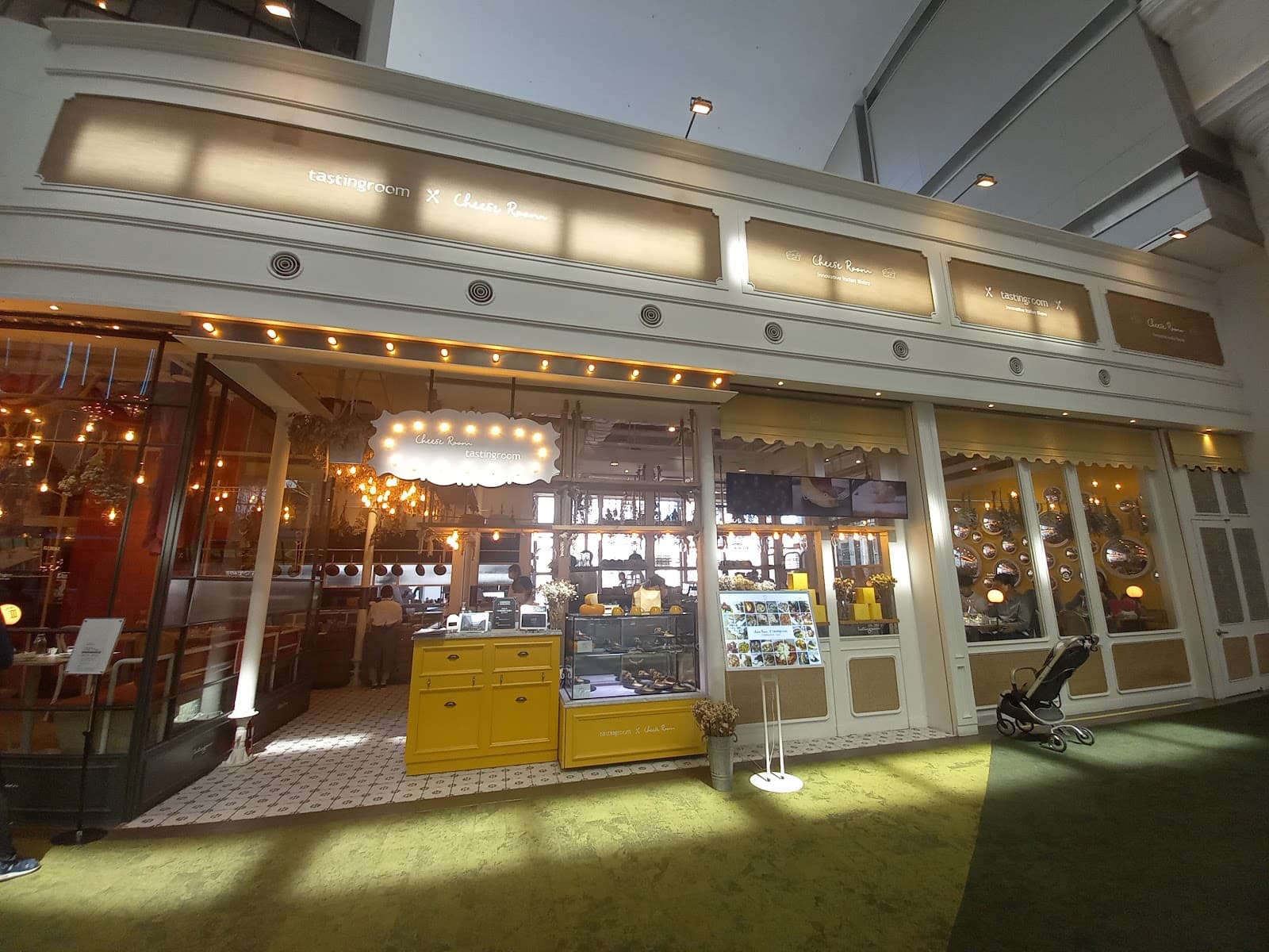 Lotte World Tower Christmas Market - Image 1