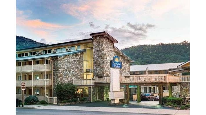 Parkway Downtown Gatlinburg - Image 1