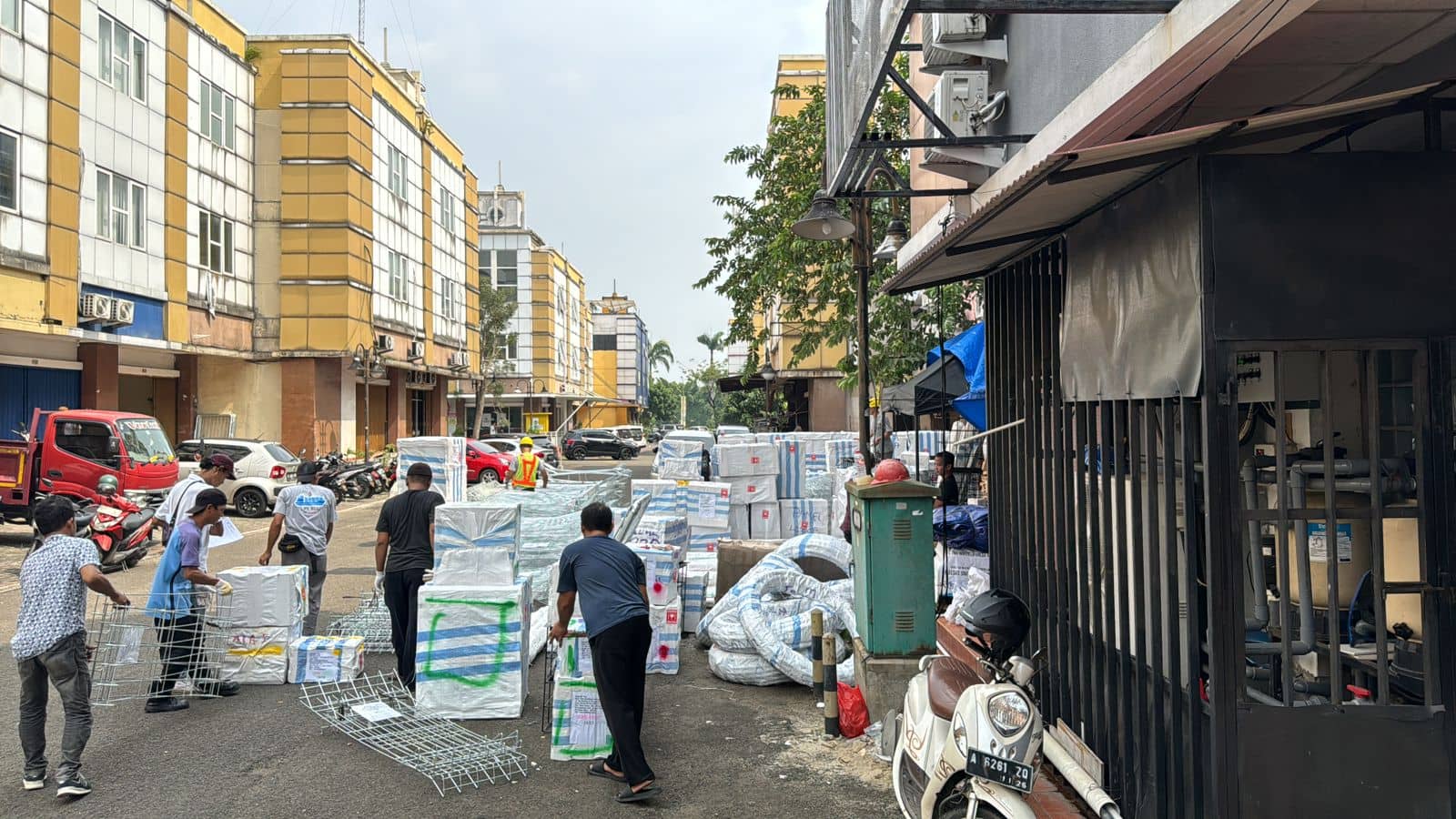 Thrifting at BSD Intermodal Market