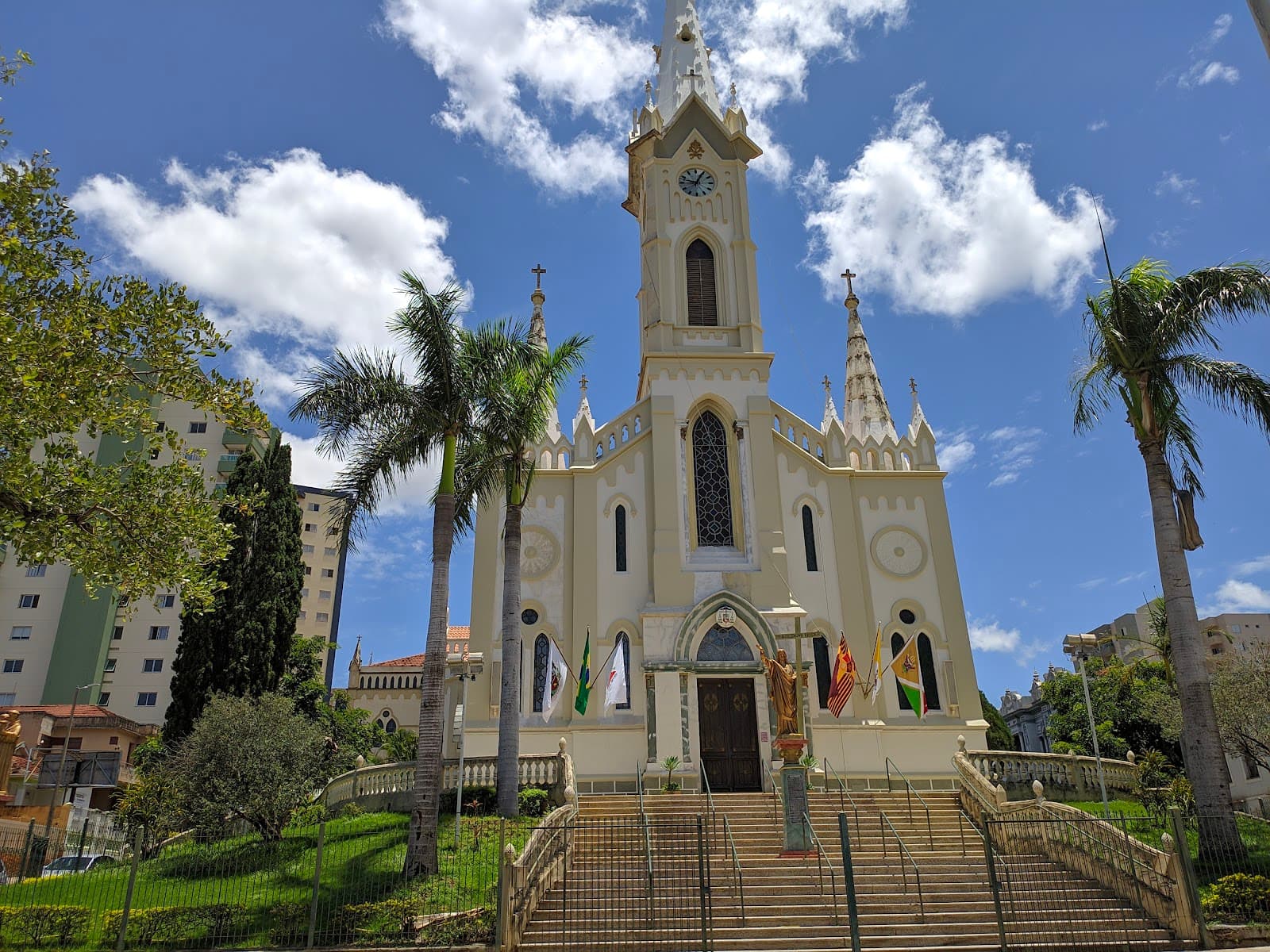 Praça Rui Barbosa Uberaba & Catedral Metropolitana de Uberaba - Image 1