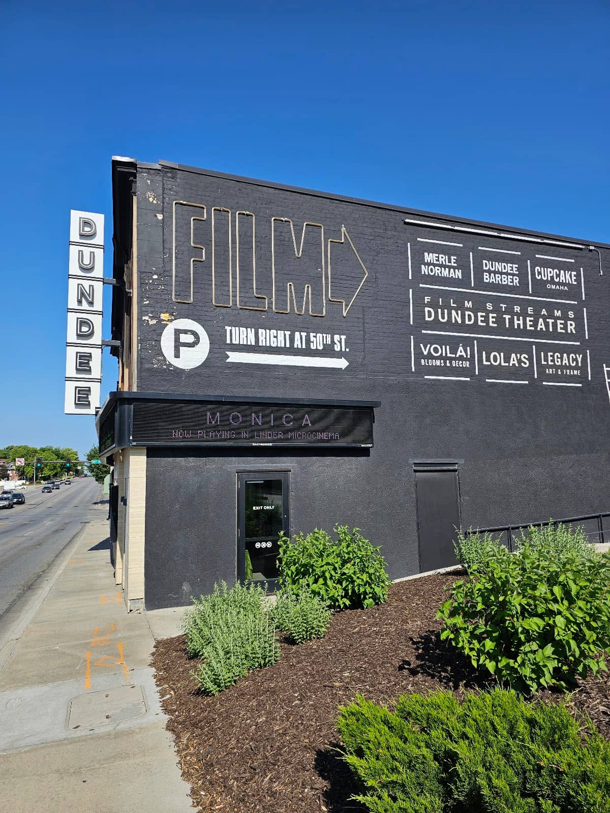 Lola's Restaurant & Bar