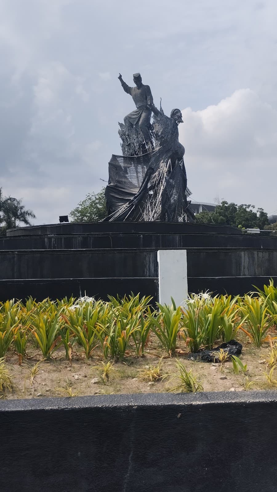 Zapin Monument Roundabout - Image 1