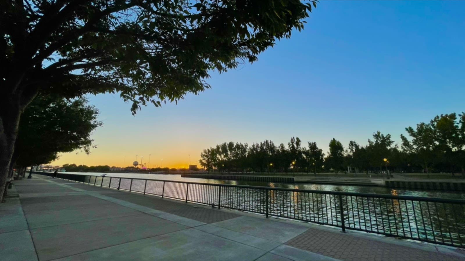 Dean DeCarli Waterfront Square - Image 1