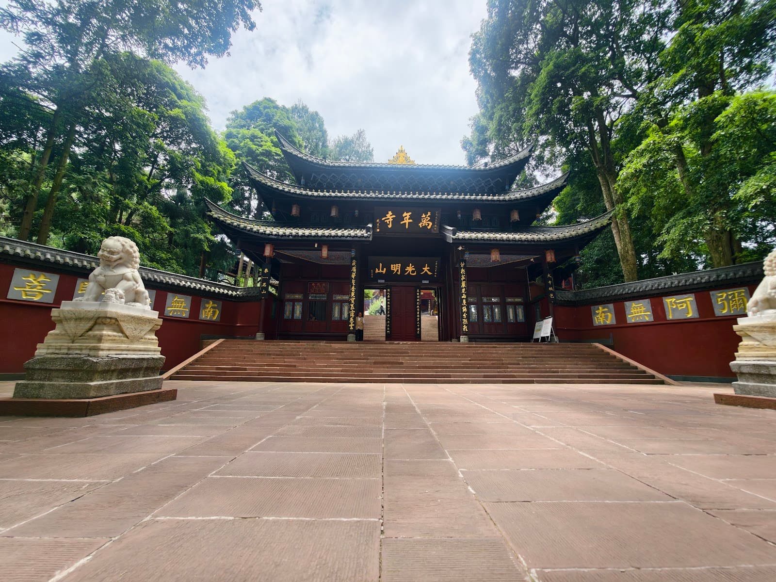 Wannian Temple Emei - Image 1