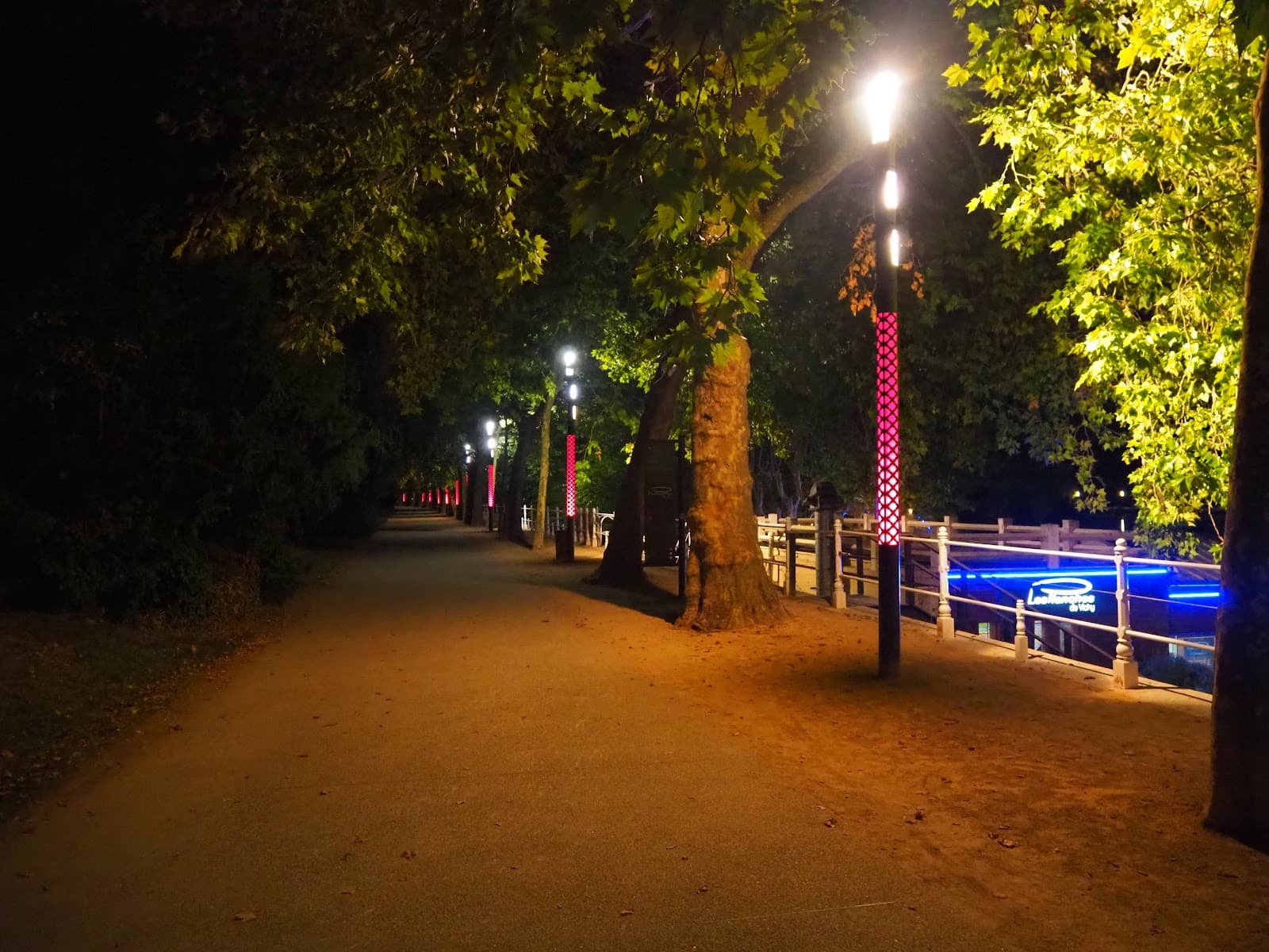 Berges de l'Allier Promenade - Image 1