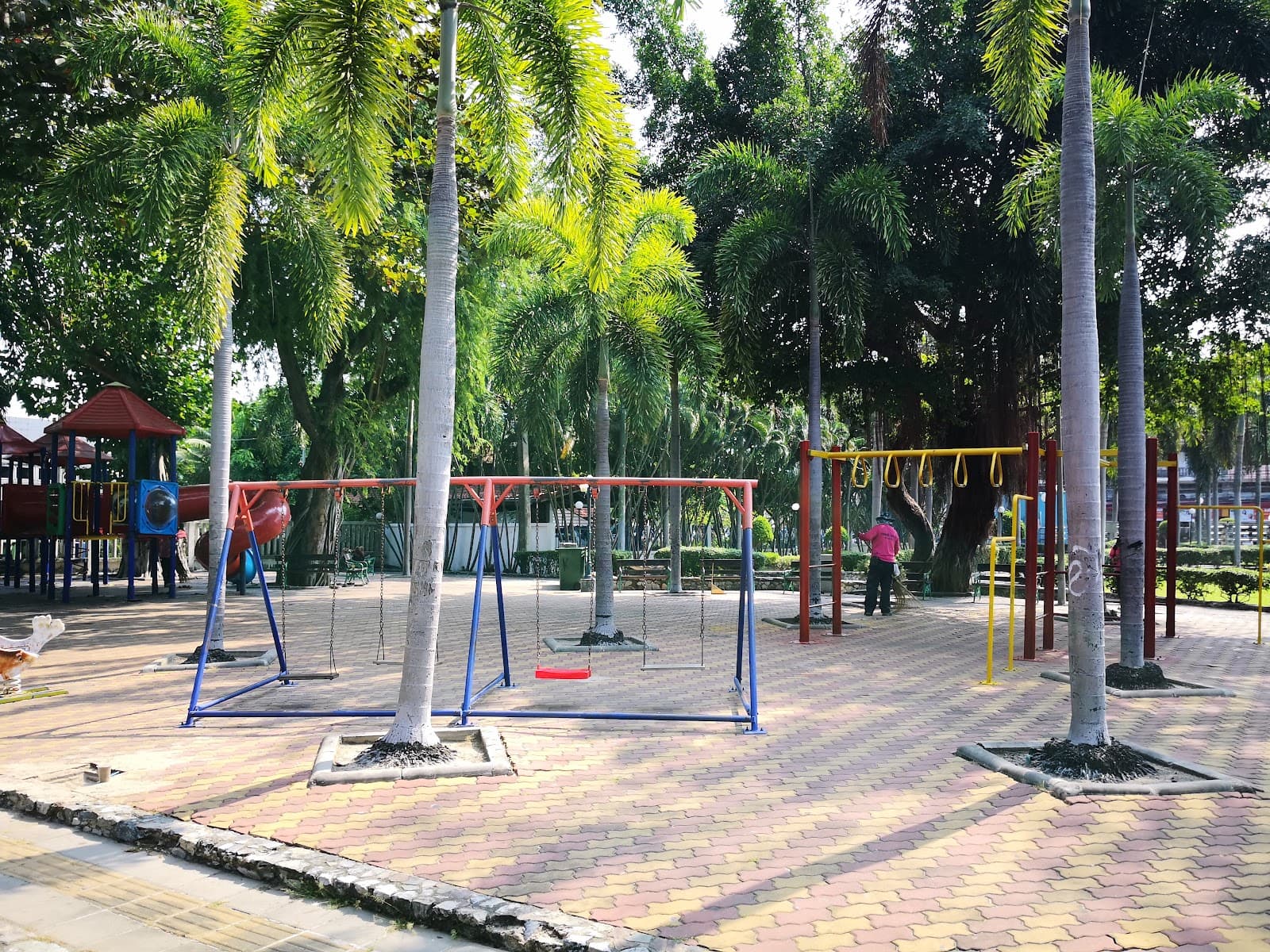 Lan Pho Public Park - Image 1