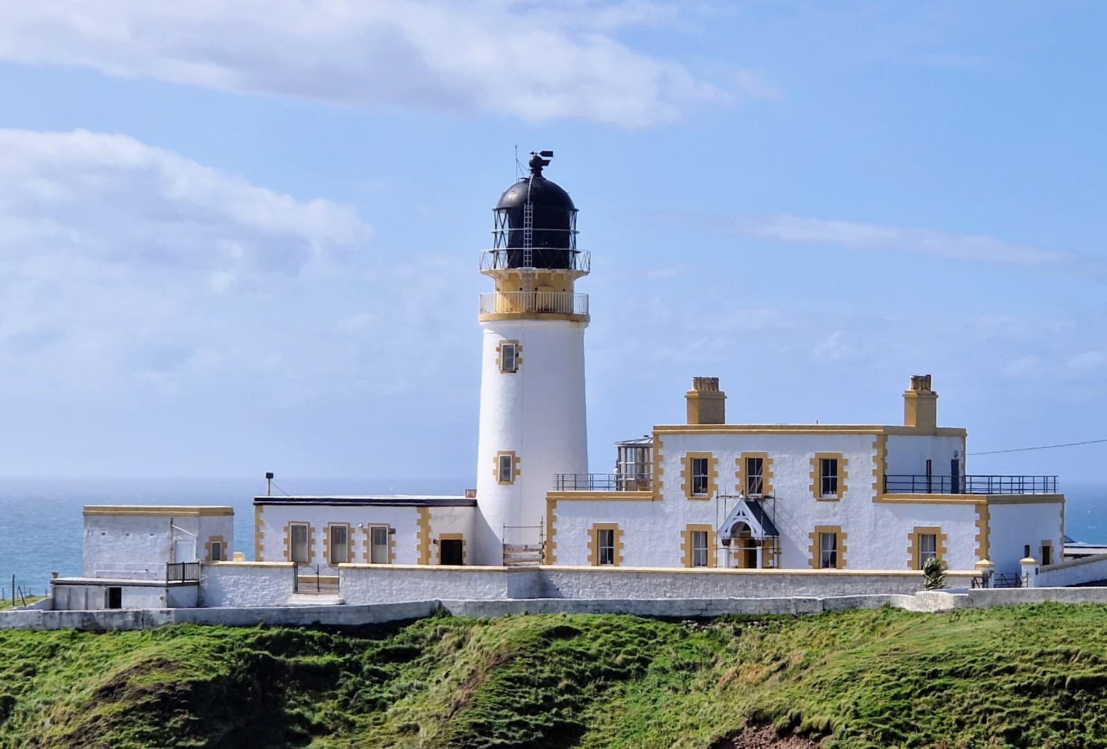 Killantringan Lighthouse - Image 1
