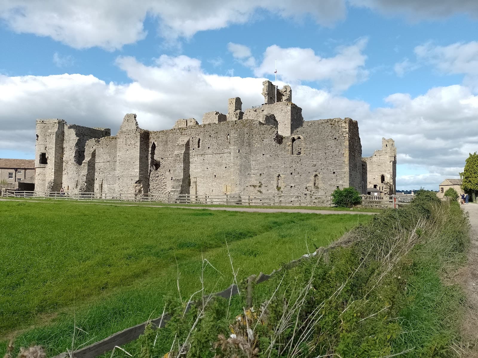Middleham Castle - Image 1