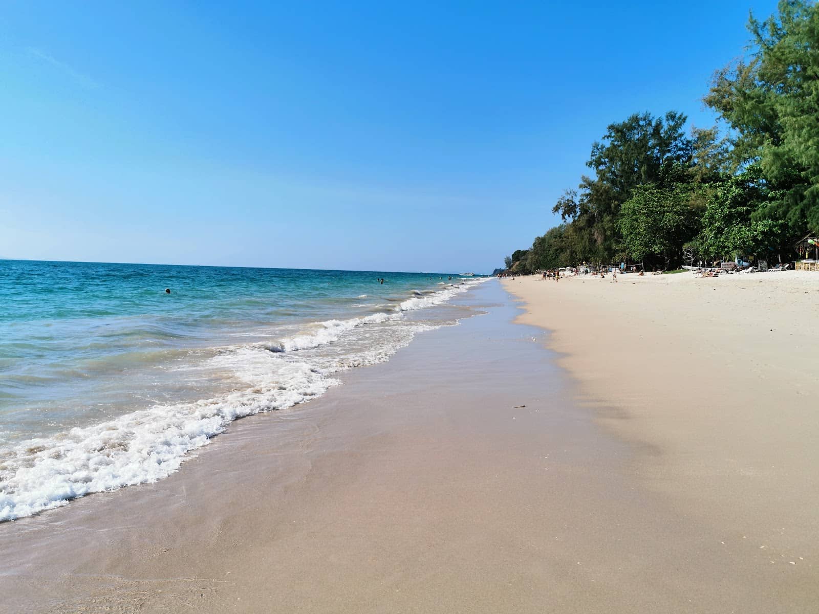 Beachfront Dining & Relaxation