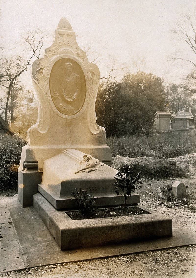 Sculptural Tombs