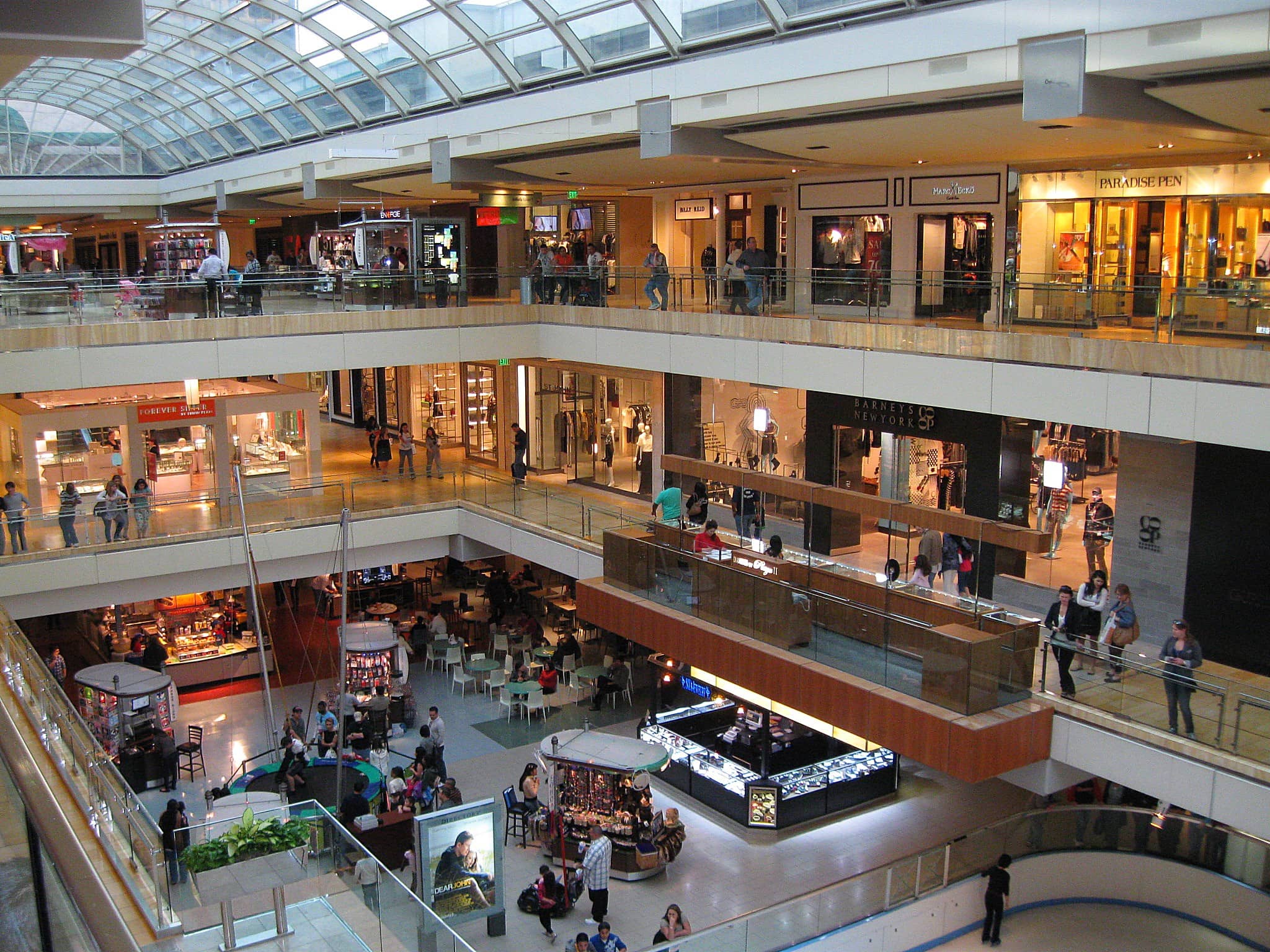 Expansive Food Court