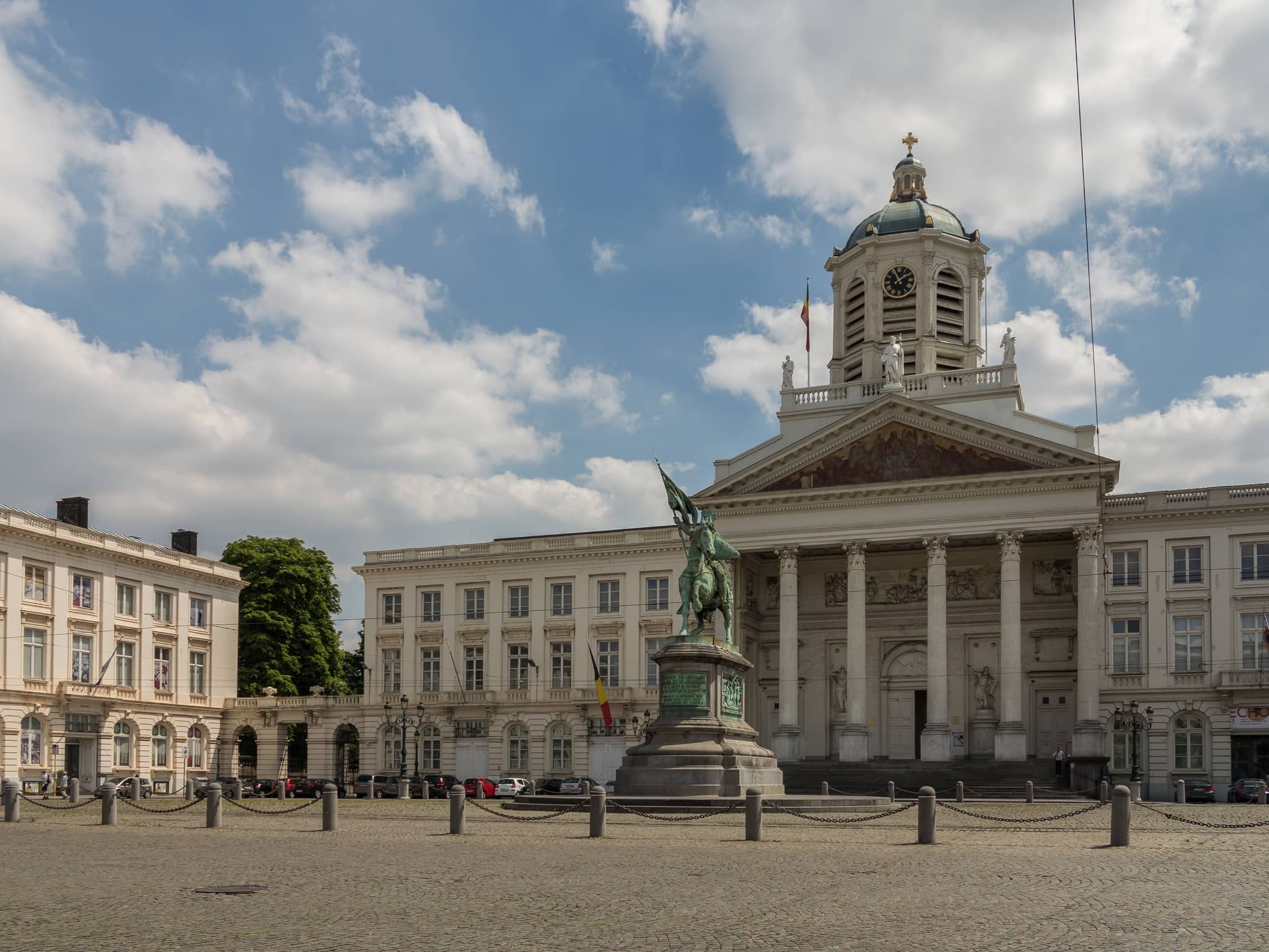 Proximity to Royal Palace
