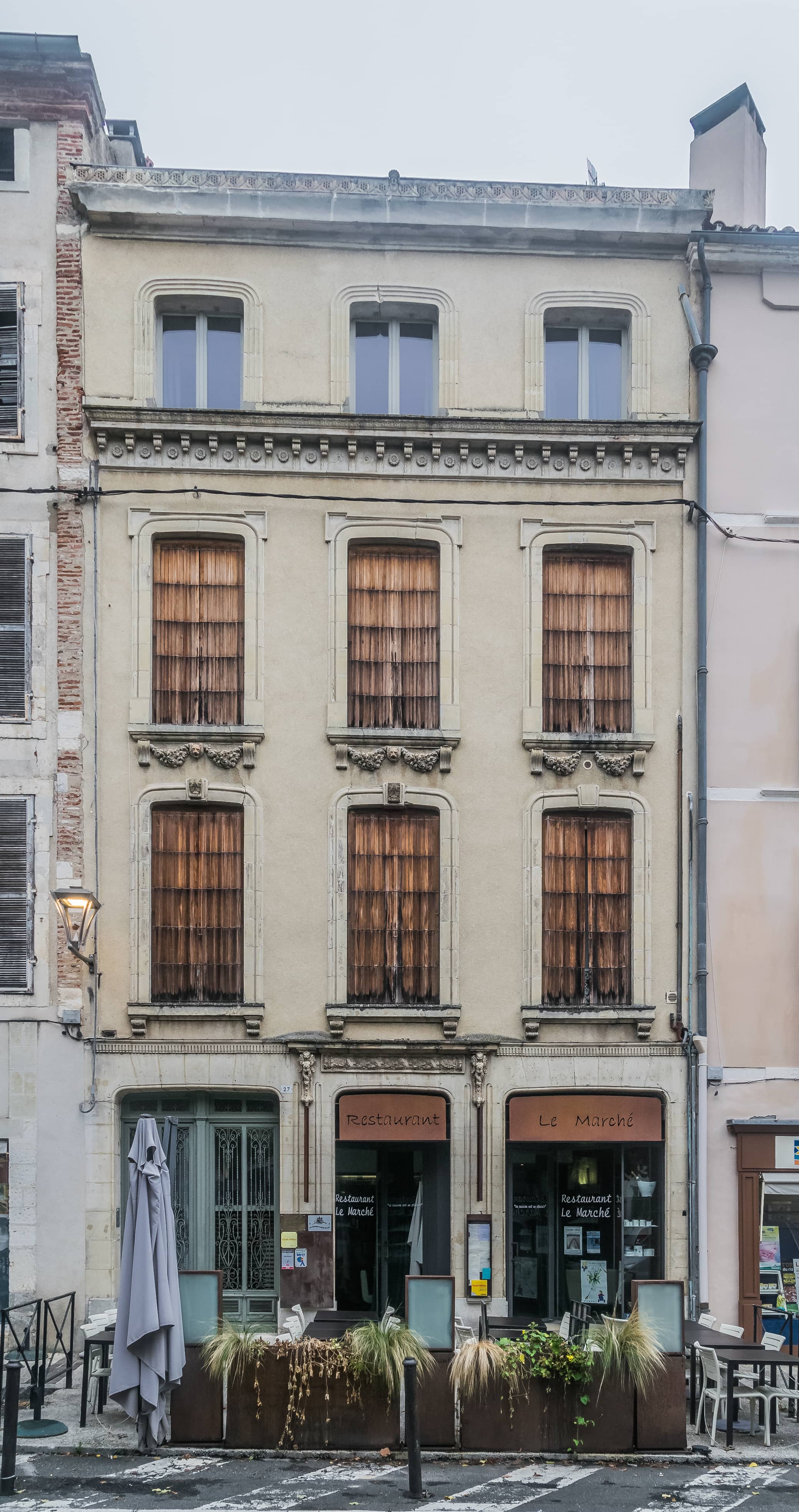 Lively Cafes & Restaurants