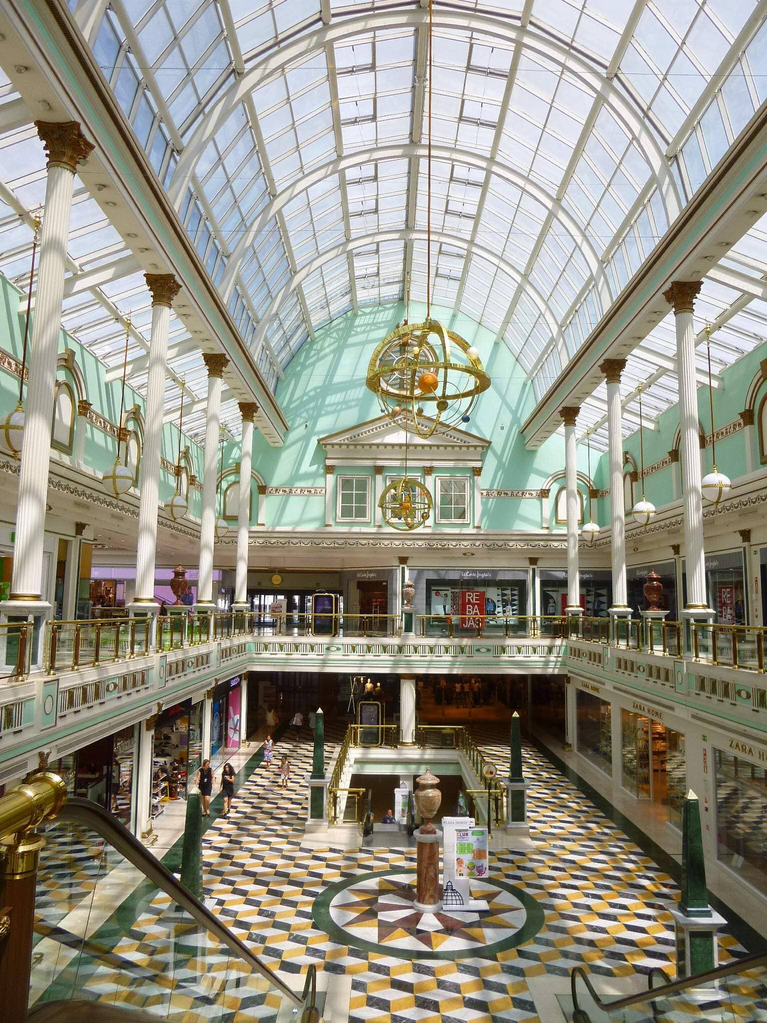 Plaza San Sebastián Ambiance