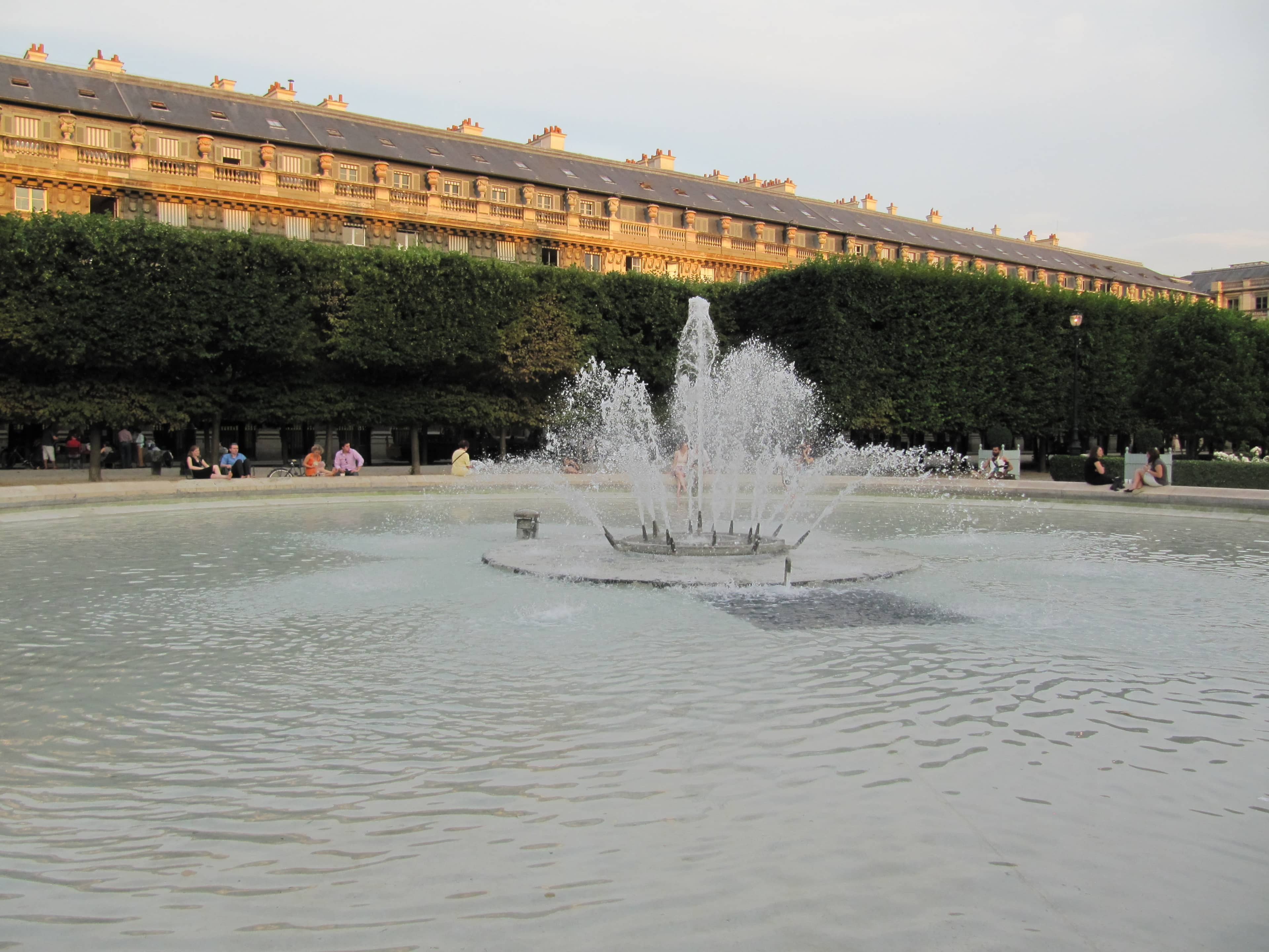 Grand Fountain & Tree-Lined Alleys