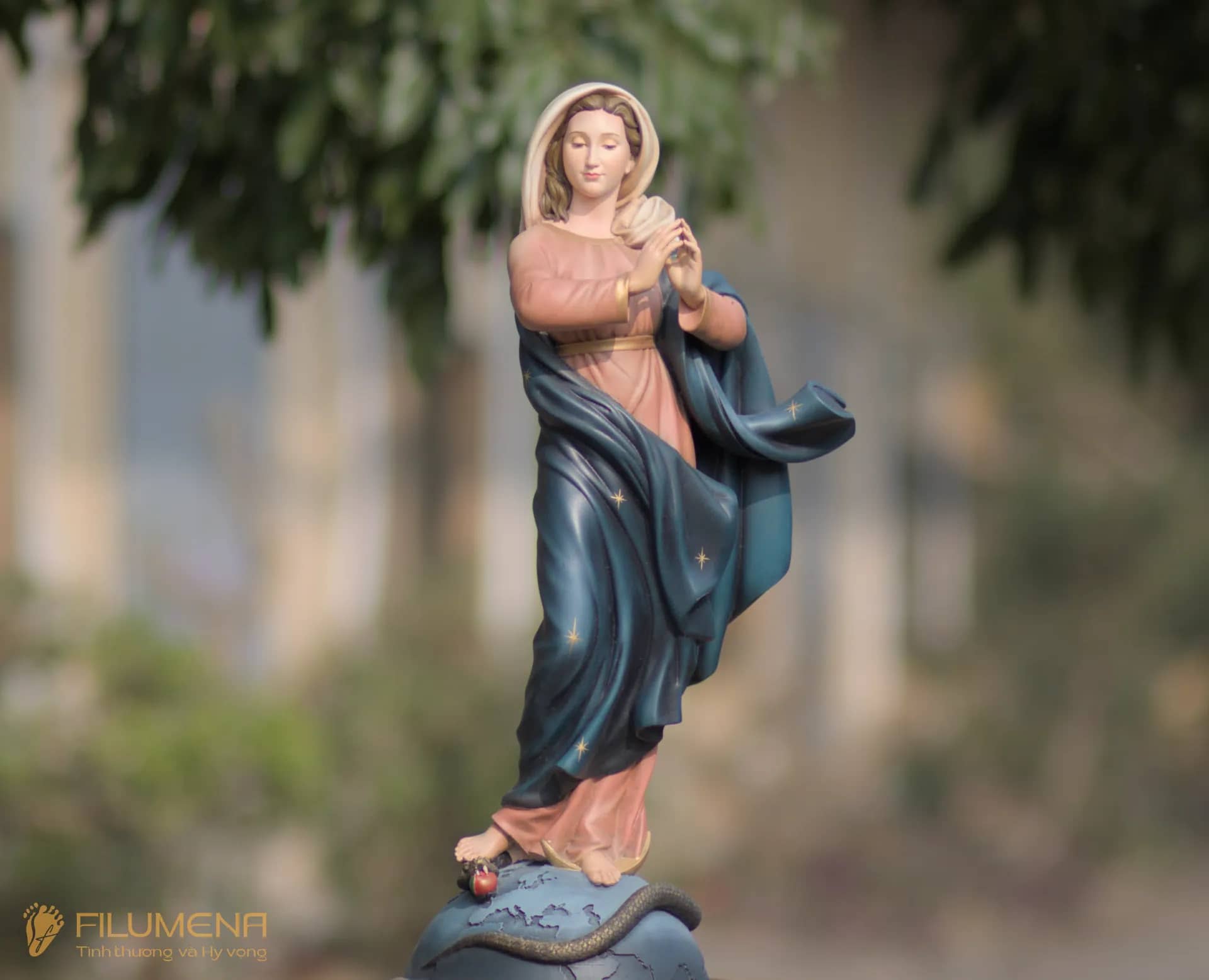 Mẹ Âu Cơ Statue