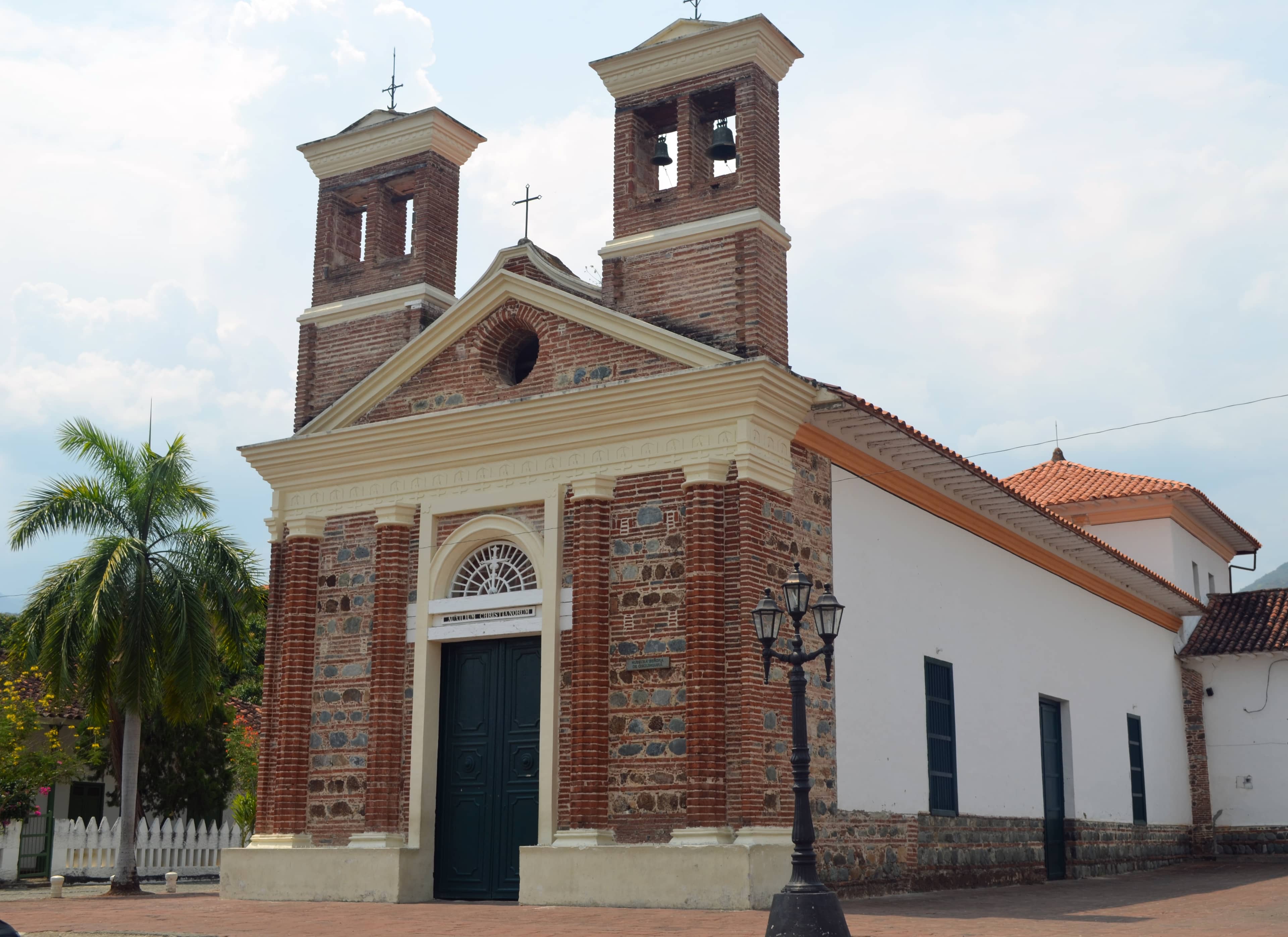 Expansive Food Court