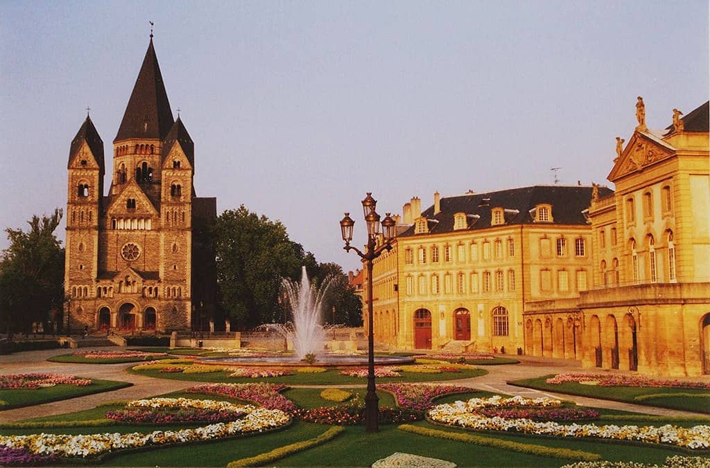 Peaceful Garden Setting