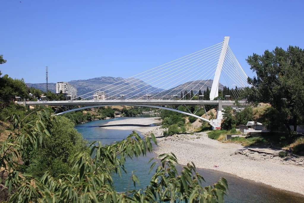 Panoramic River & Mountain Views
