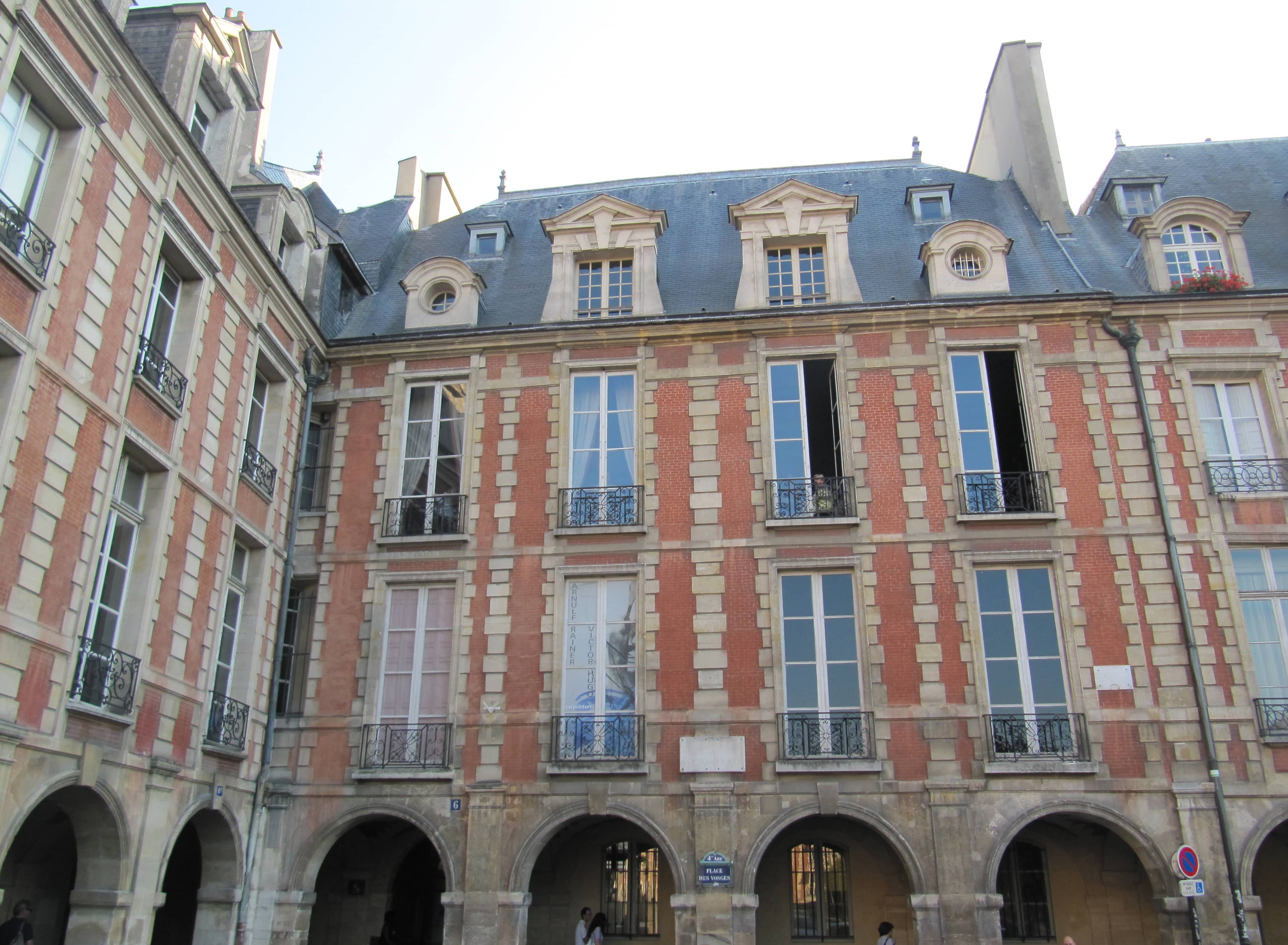 Place des Vosges Setting
