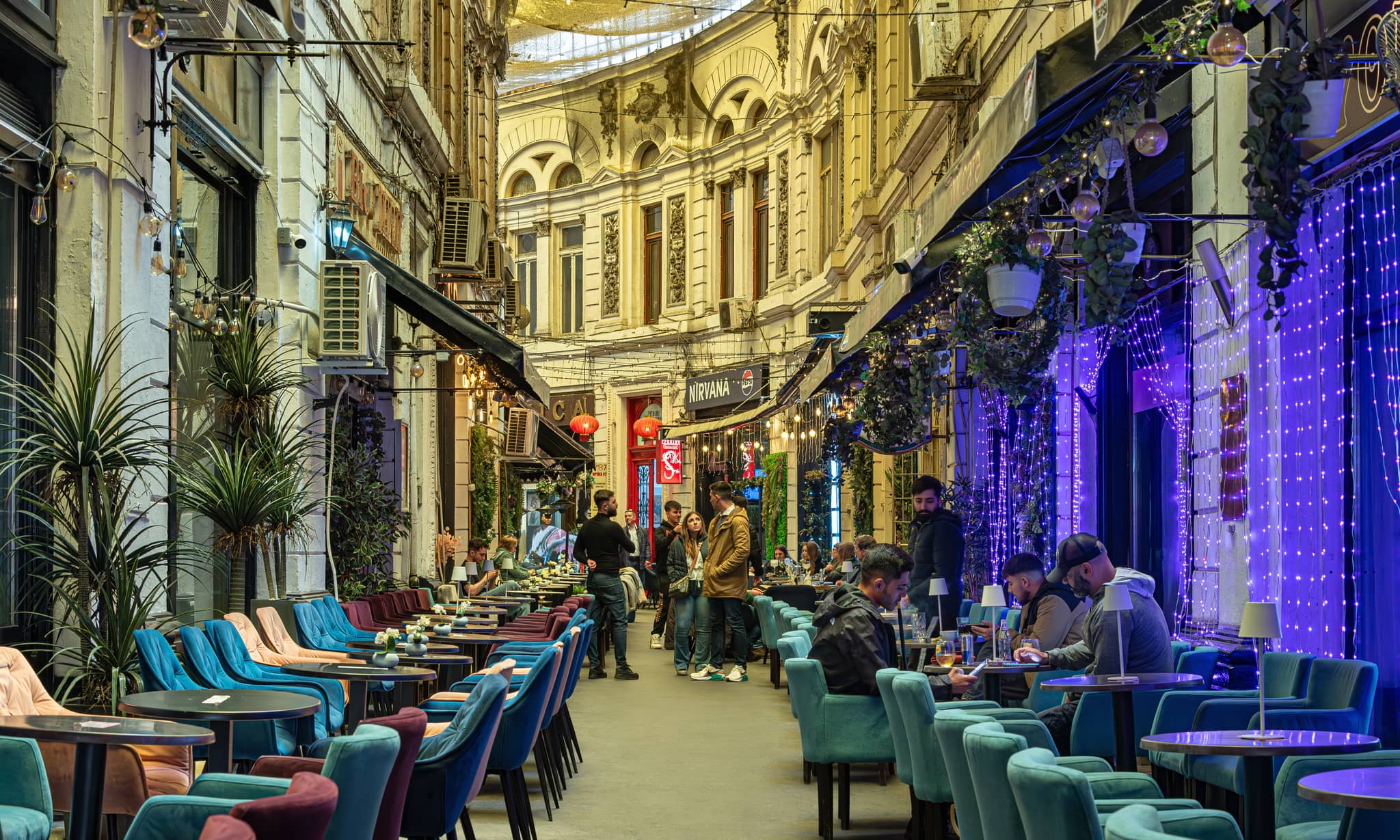 Lively Restaurant & Bar Scene