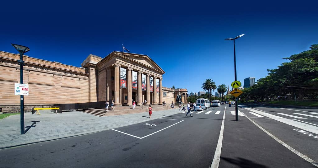 Proximity to Art Gallery