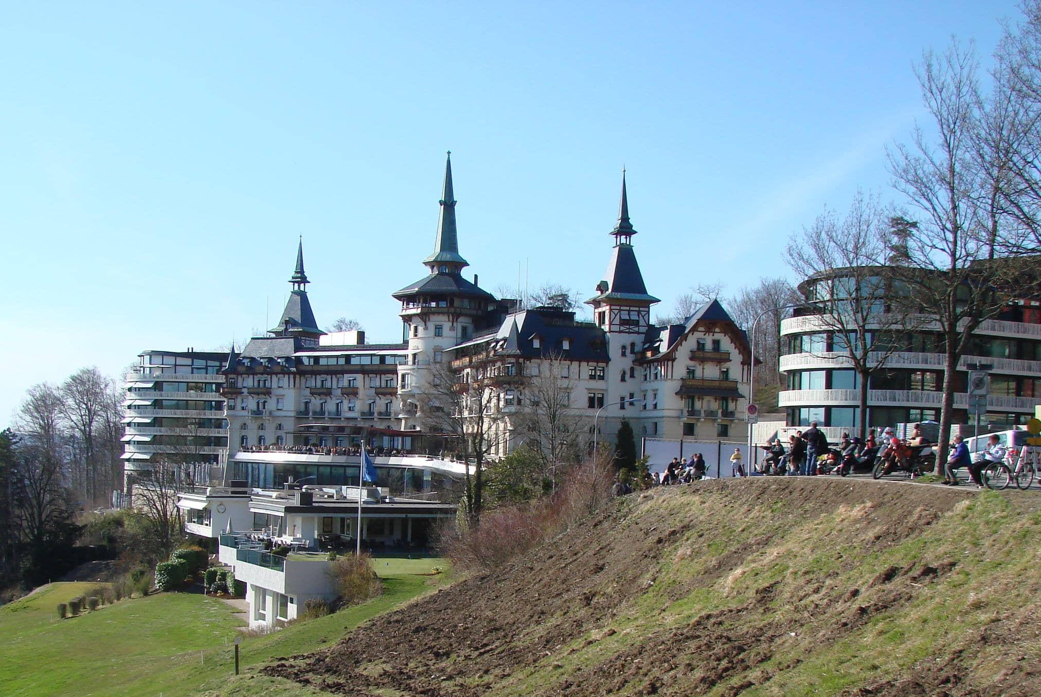Panoramic City & Lake Views
