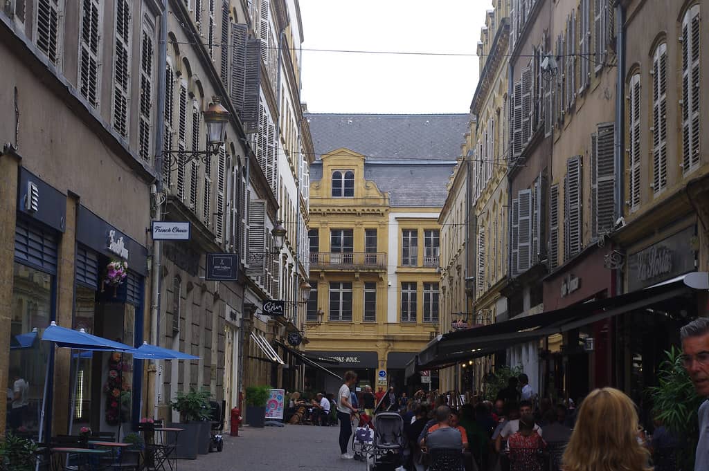 Shopping & Dining Hub