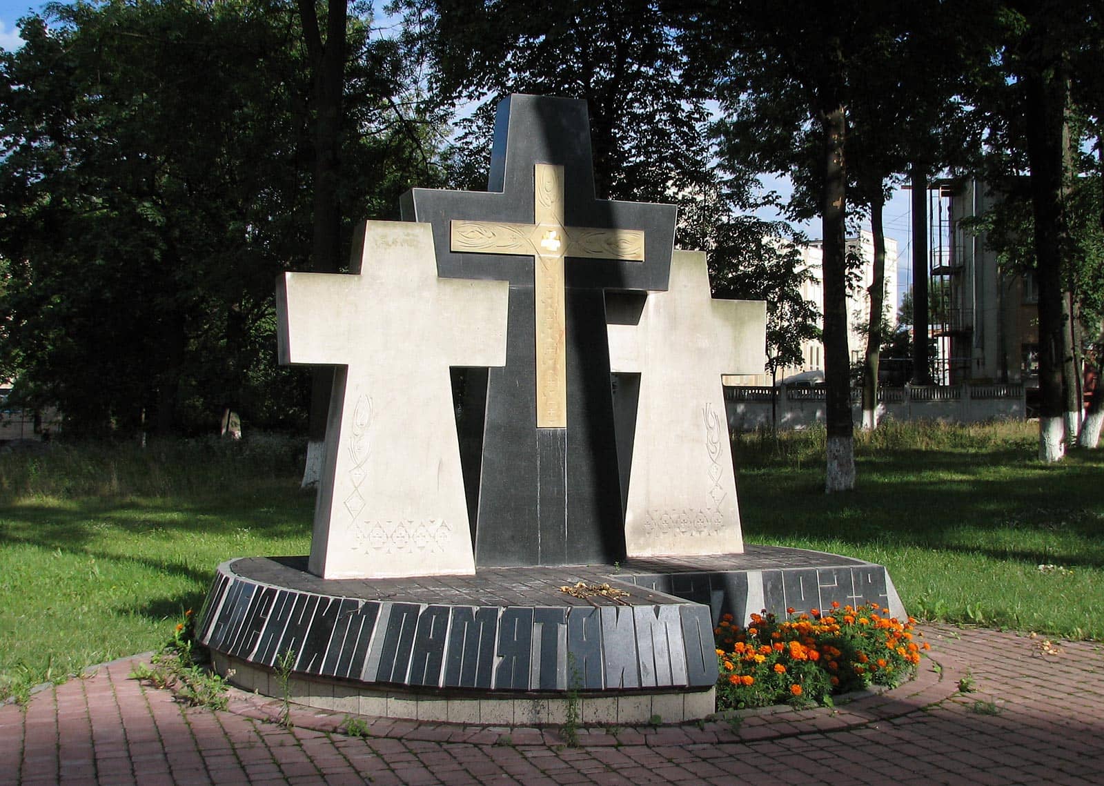 Juxtaposition with Soviet Monument