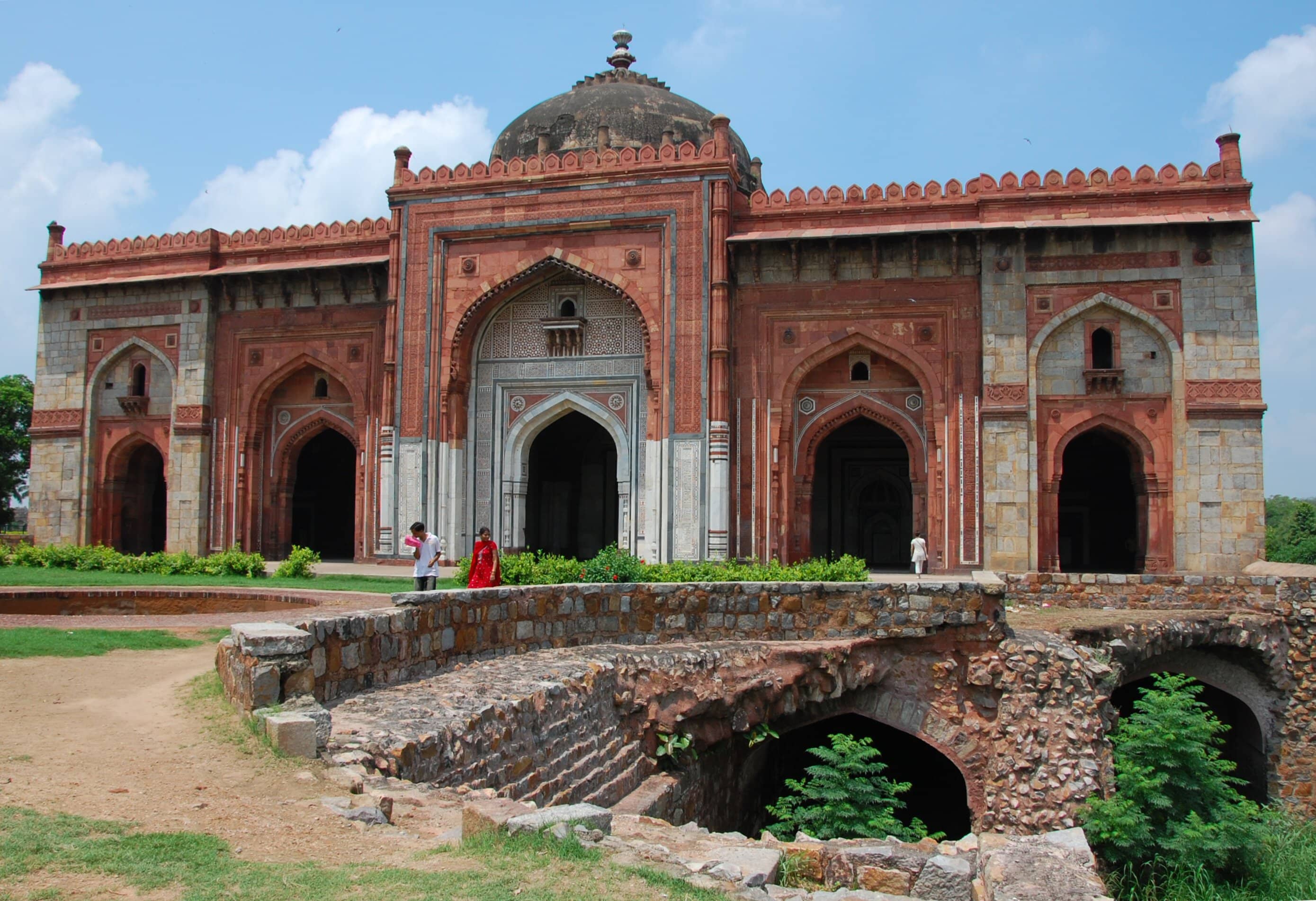 Qila-i-Kuhna Mosque