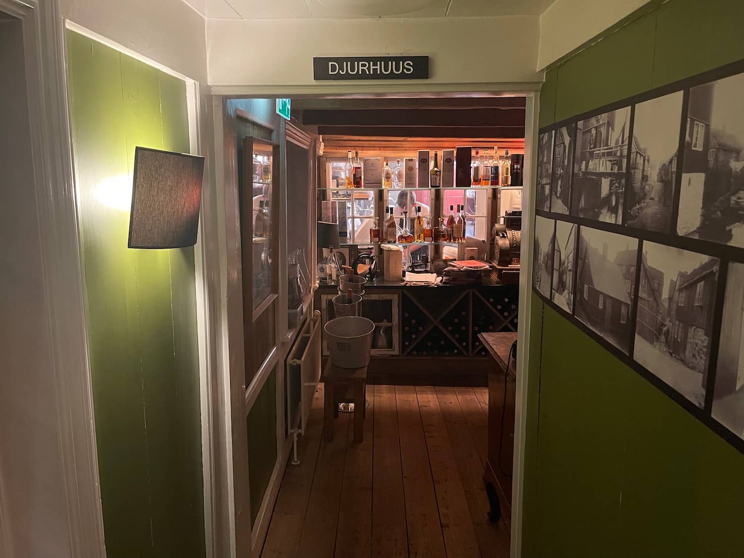 Vintage Hotel & Bar Ambiance