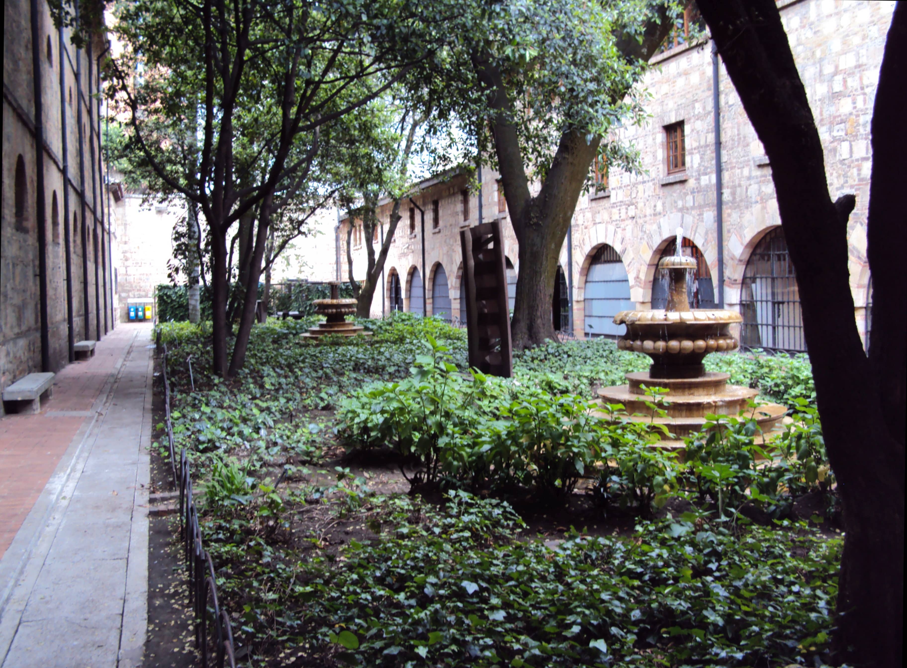 Outdoor Courtyards & Sculptures