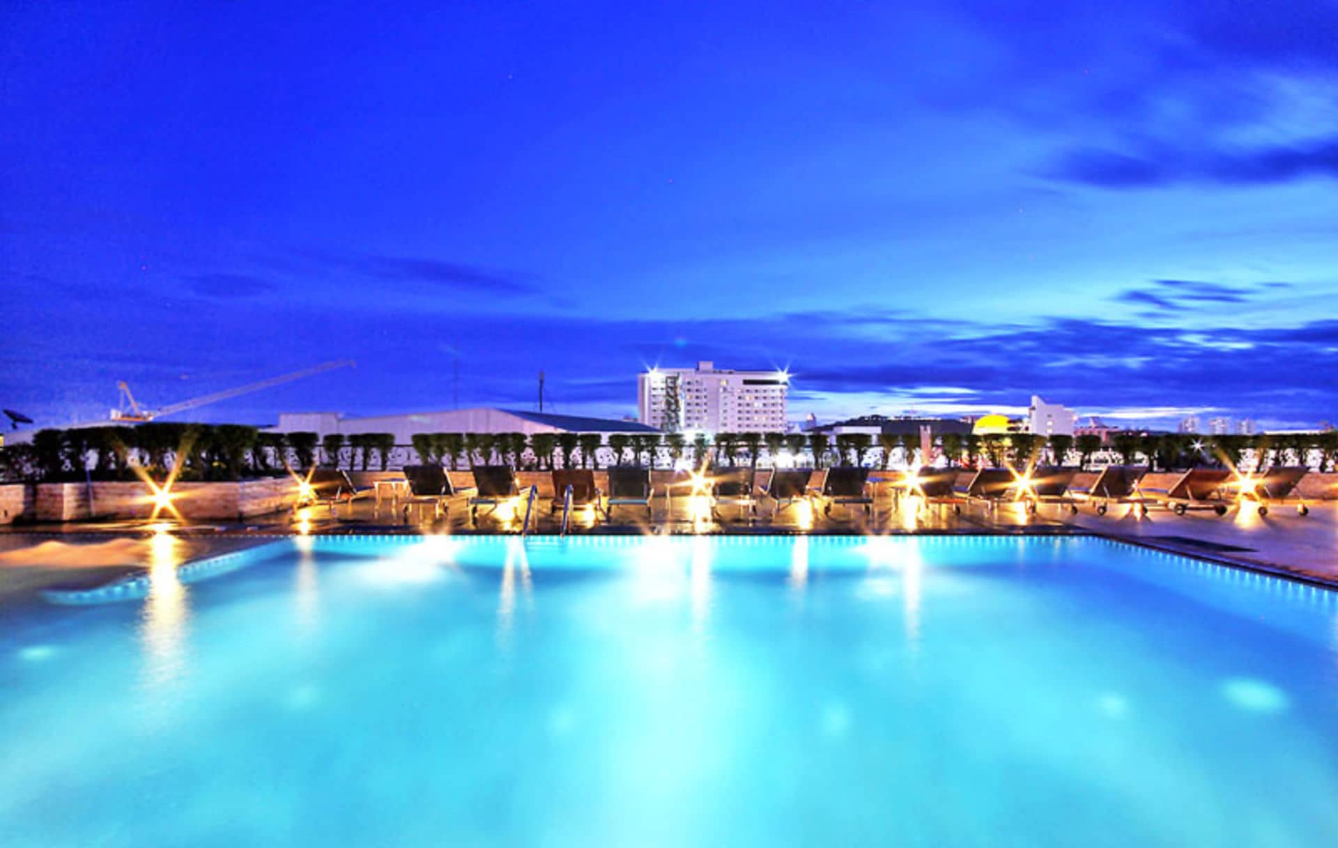 Outdoor Pools & Dining