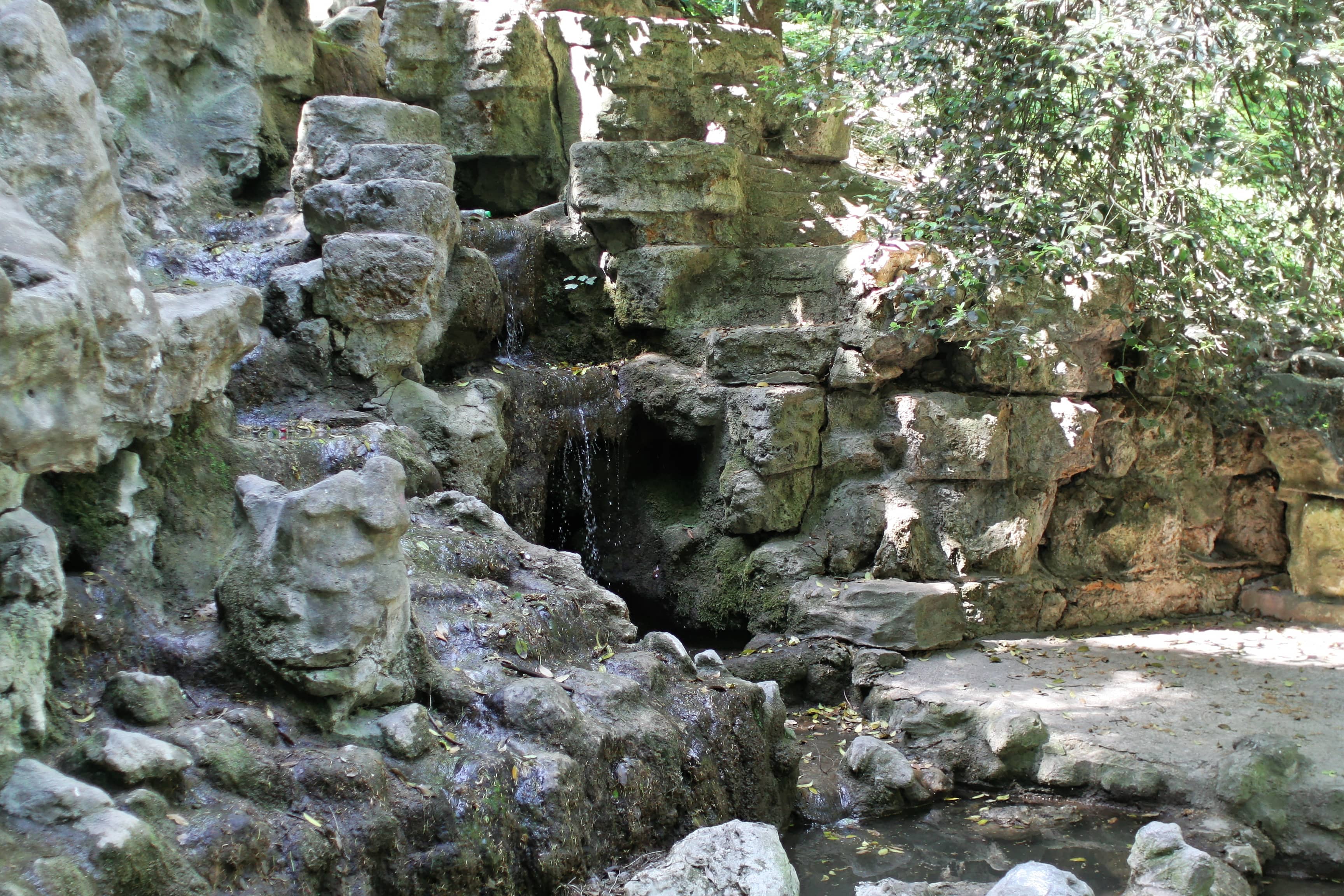 Lac des Buttes-Chaumont & Waterfalls