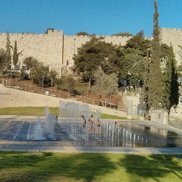 Musical Water Spectacles