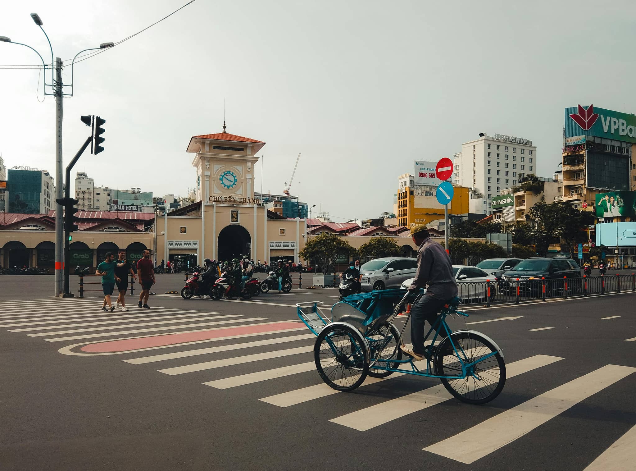 Bến Thành Market Buzz