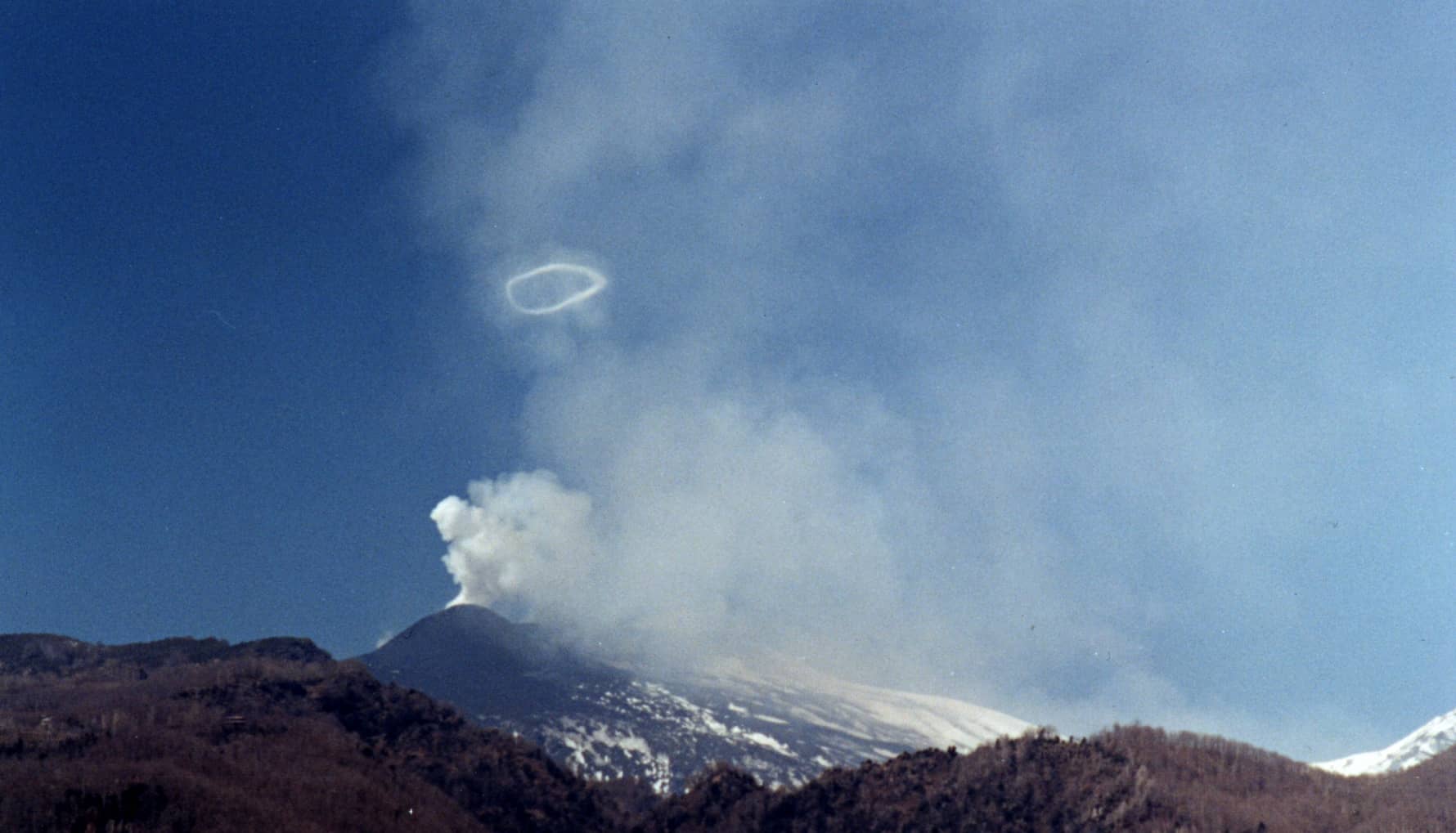 Volcanic Vortex Rings