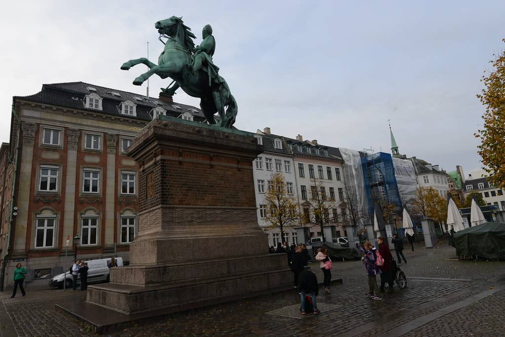 Canal Views & People-Watching