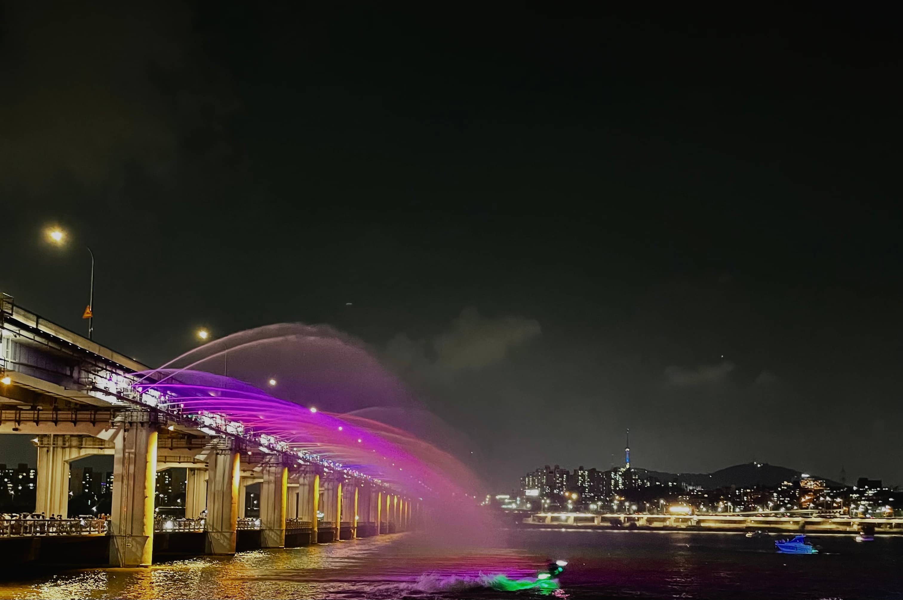 Banpo Bridge Moonlight Rainbow Fountain