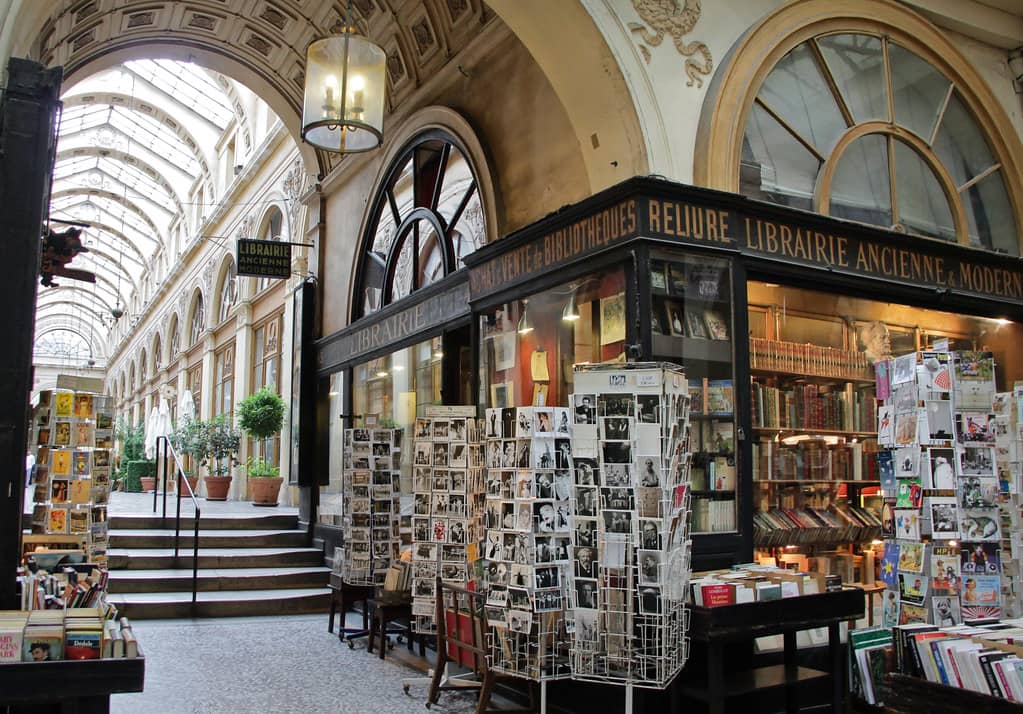 Charming Boutiques & Cafés